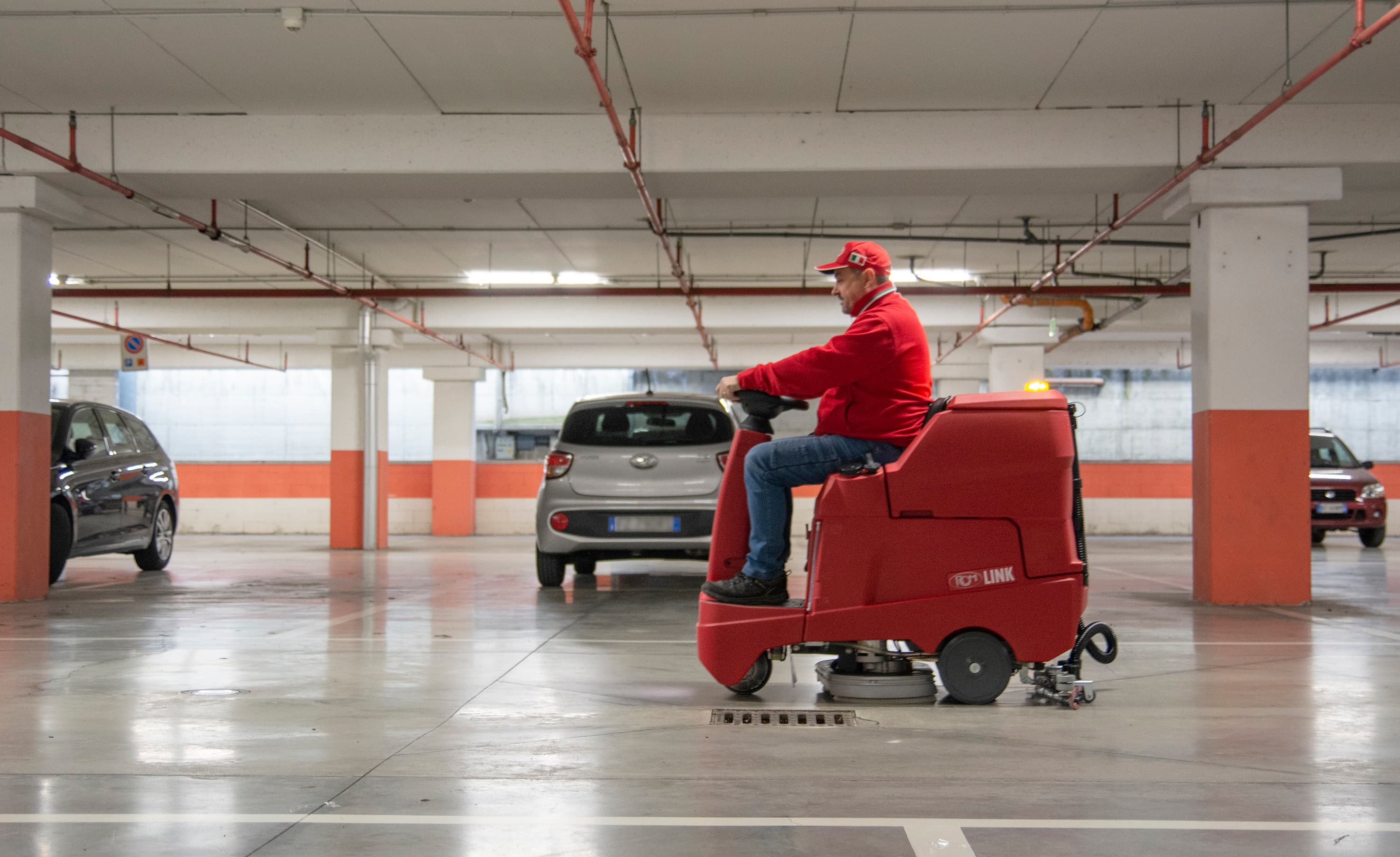 RCM LINK reinigt ein Parkhaus
