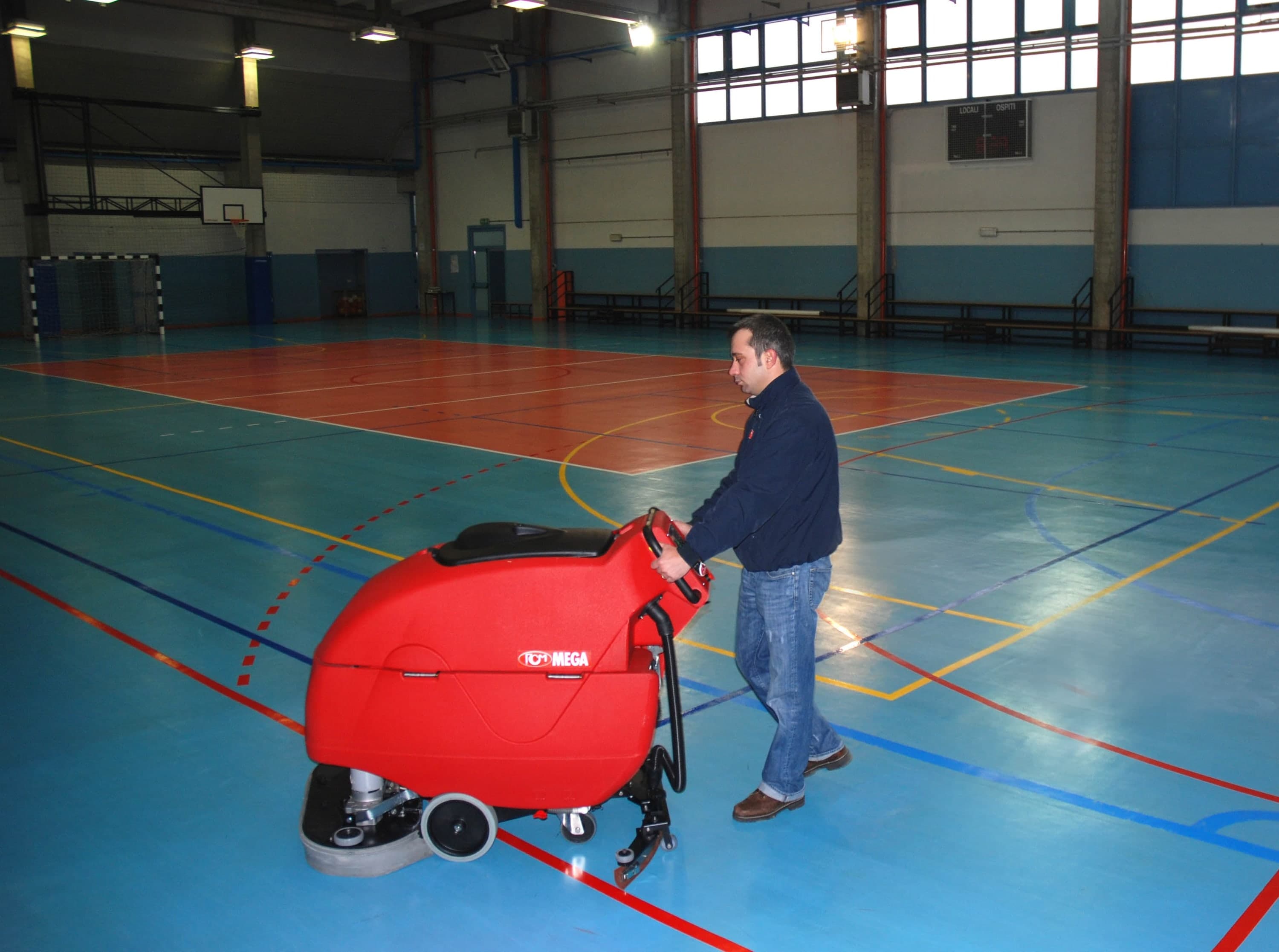 RCM Scheuersaugmaschine reinigt den Boden einer Sporthalle
